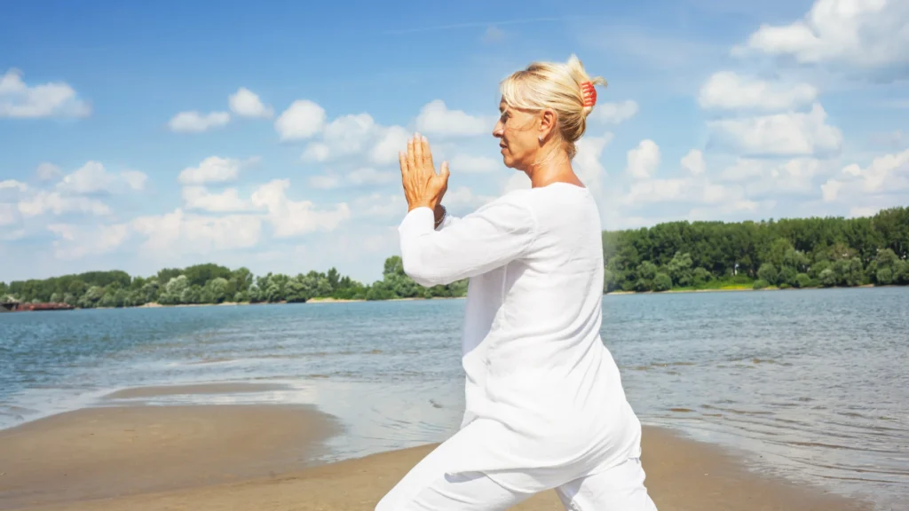 femme pratiquant le yoga dans la nature