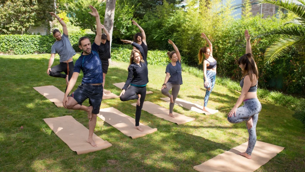 Groupe de yogis pratiquant ensemble en plein air