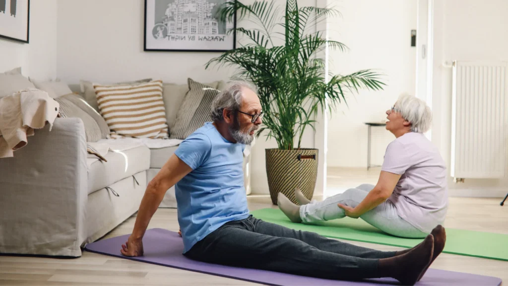 Personne âgée pratiquant le yoga en douceur avec un instructeur