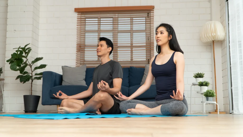 couple pratiquant yoga ensemble maison
