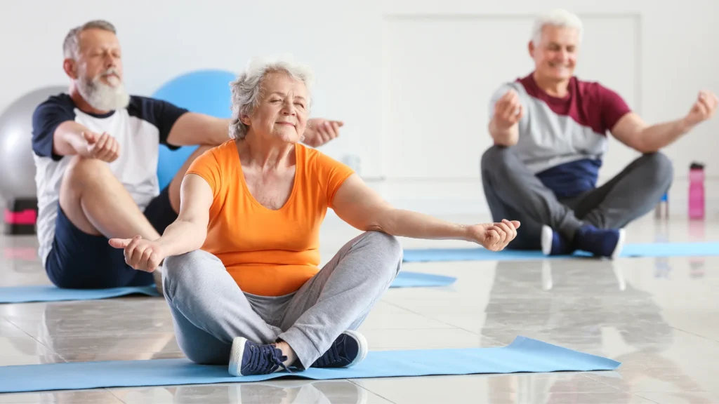 femme agee pratiquant le yoga avec une prothese de hanche