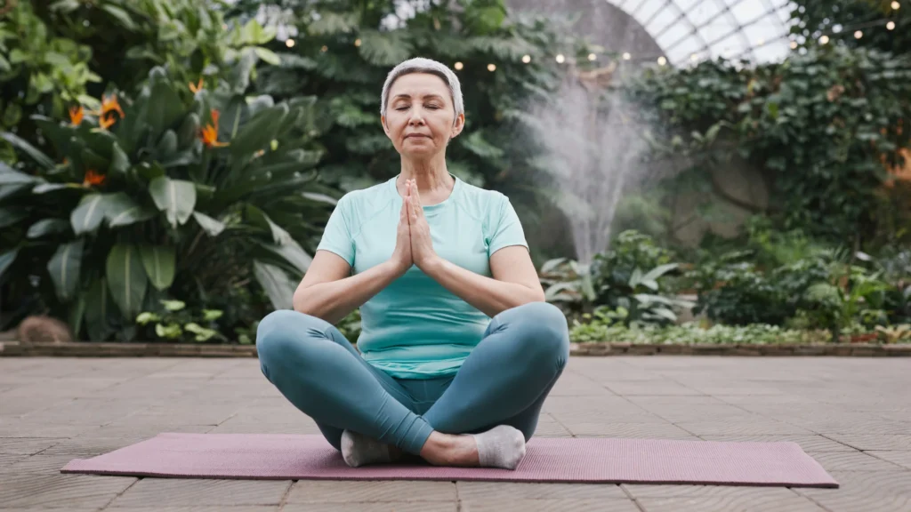 femme agee pratiquant yoga posture equilibre